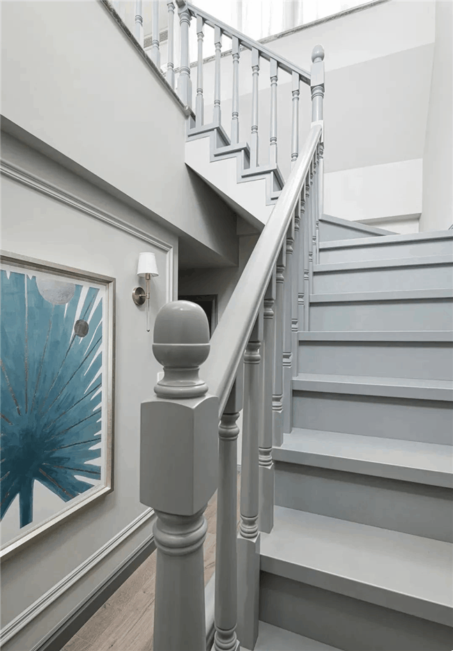 二楼楼梯,采用高级灰打底,与墙面印象派画作中的蓝色充满戏剧效果